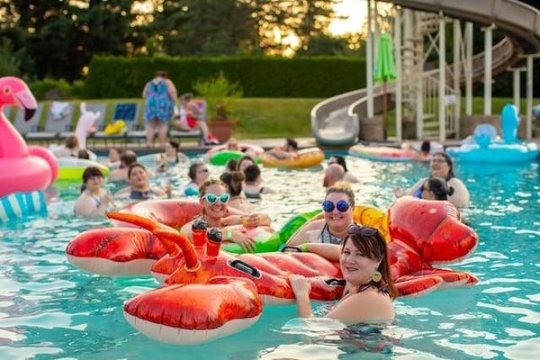 Où trouve-t-on des campings avec parc aquatique et des locations disponibles au dernier moment ?